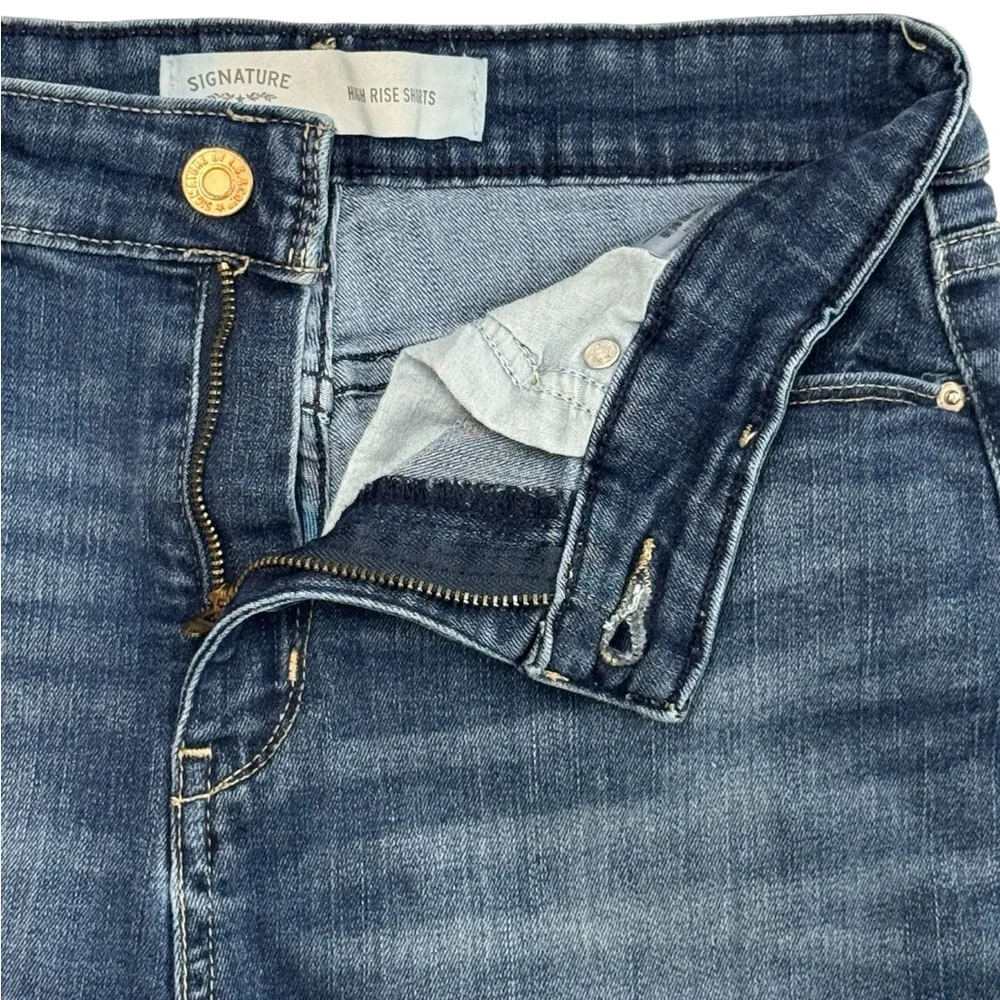 Levis Signature Blue Denim High Rise Distressed Women's Cuffed Shorts W28